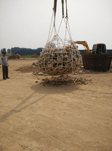 鋼絲繩網(wǎng)兜吊裝多塊不規(guī)則石塊--河北東圣吊索具制造有限公司--石材夾具